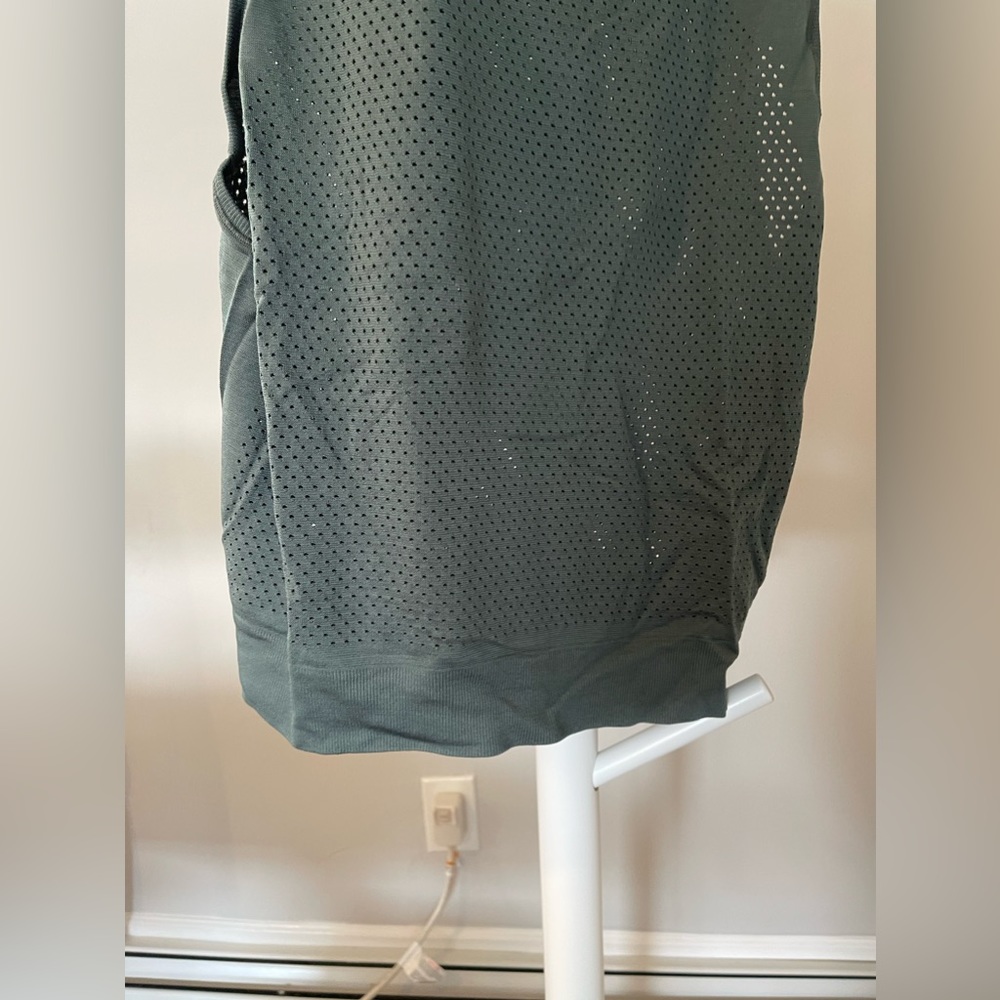 Lululemon Swiftly Breathe Crop Tank - Picture 3 of 8